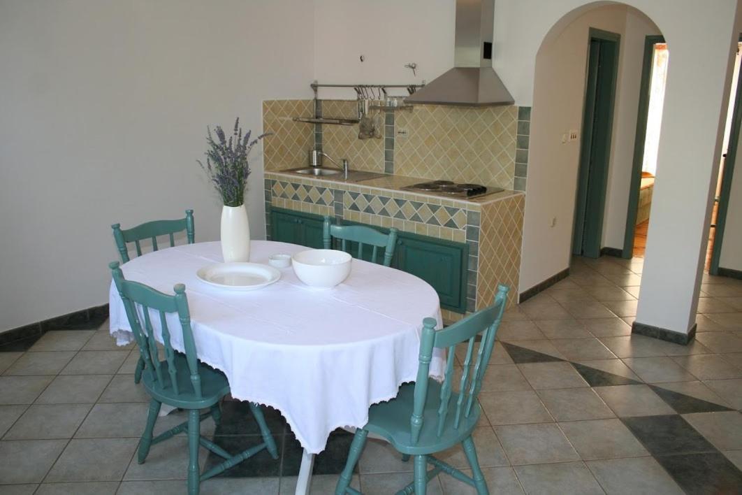 Apartmani Mladina Jelsa  Esterno foto